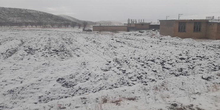 برف پاییزی مناطقی از استان اصفهان را سفیدپوش کرد